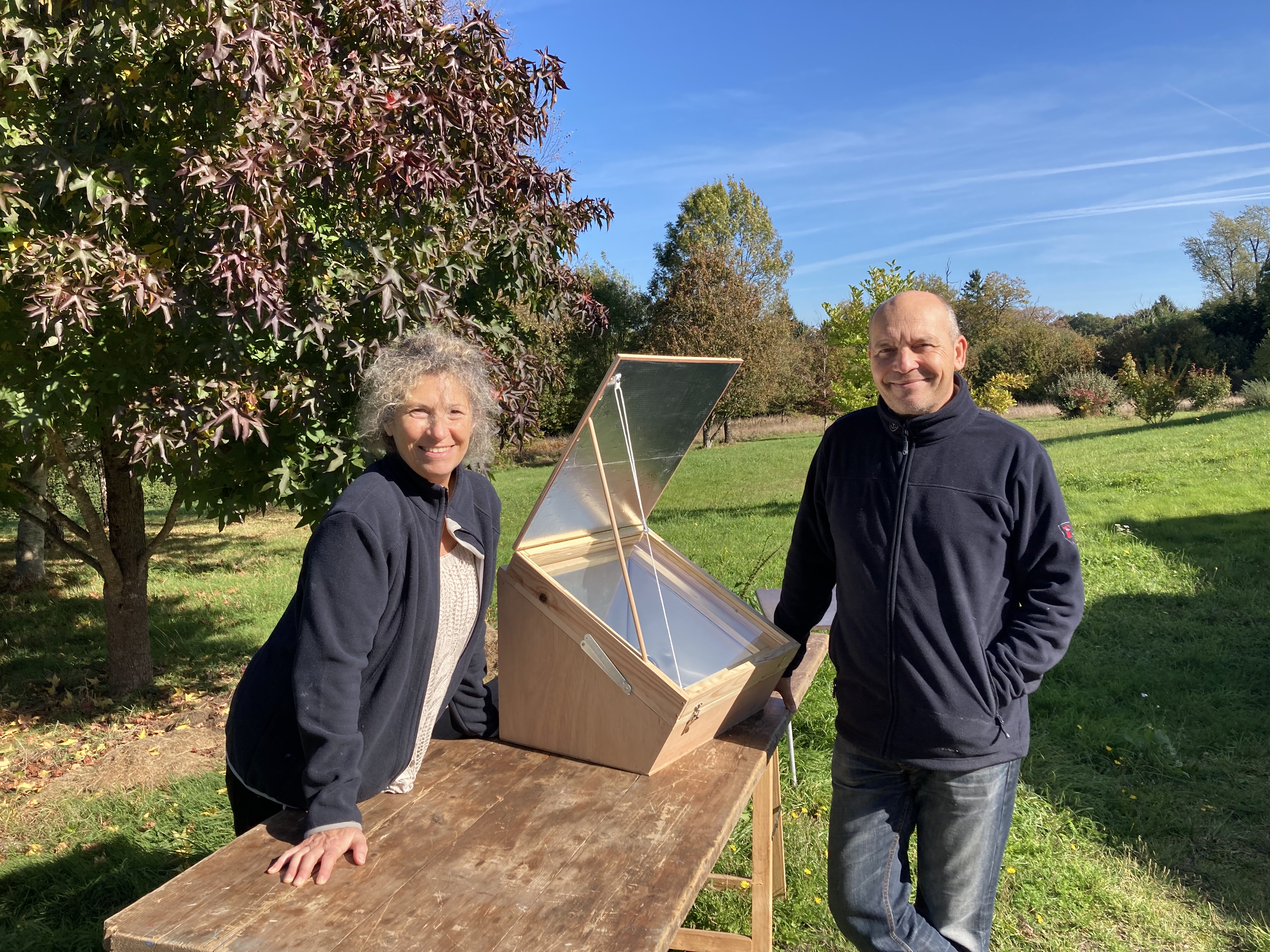 Les fondateurs de Sun & Bois aux côtés d'un four solaire