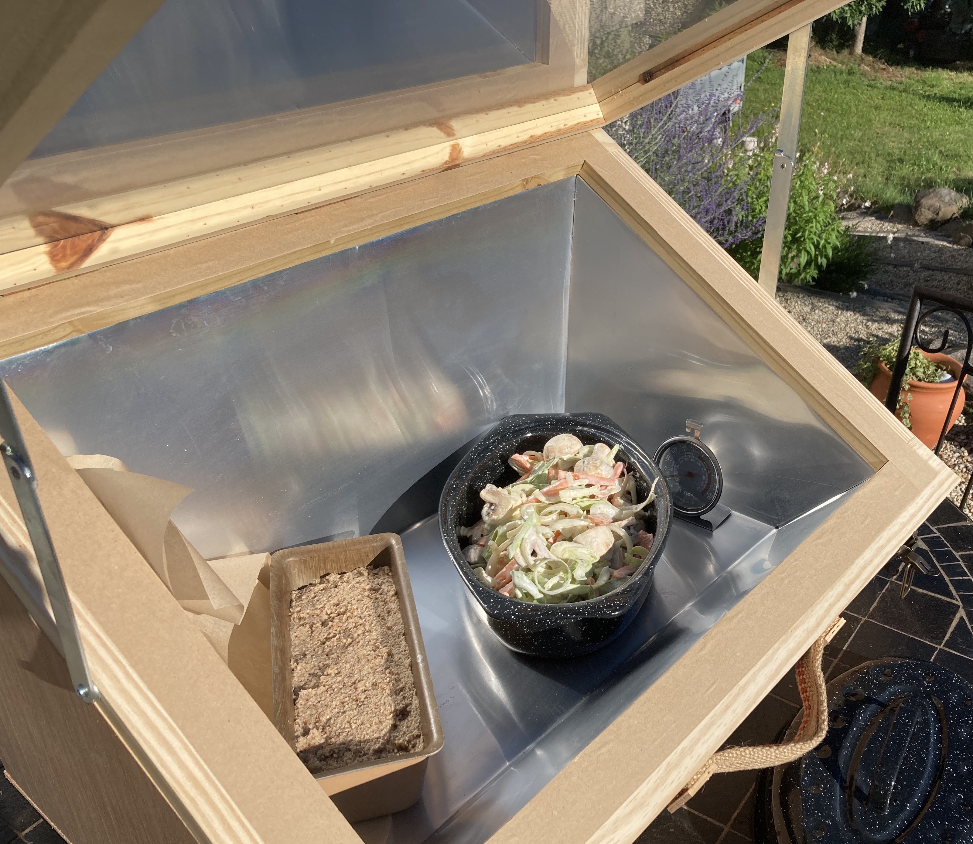 Plusieurs préparations cuisant simultanément dans un four solaire