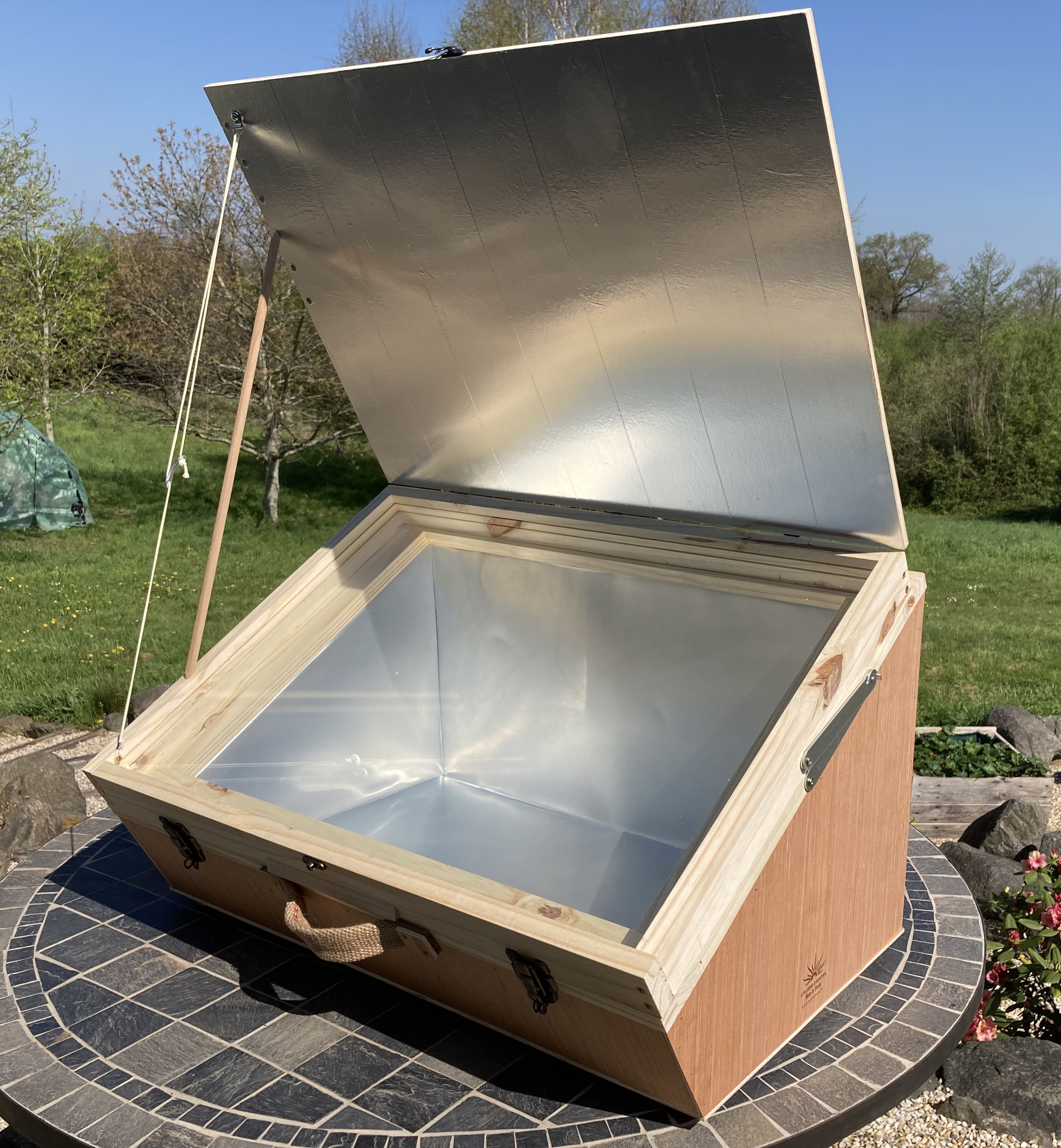 Four solaire Sun & Bois installé en extérieur