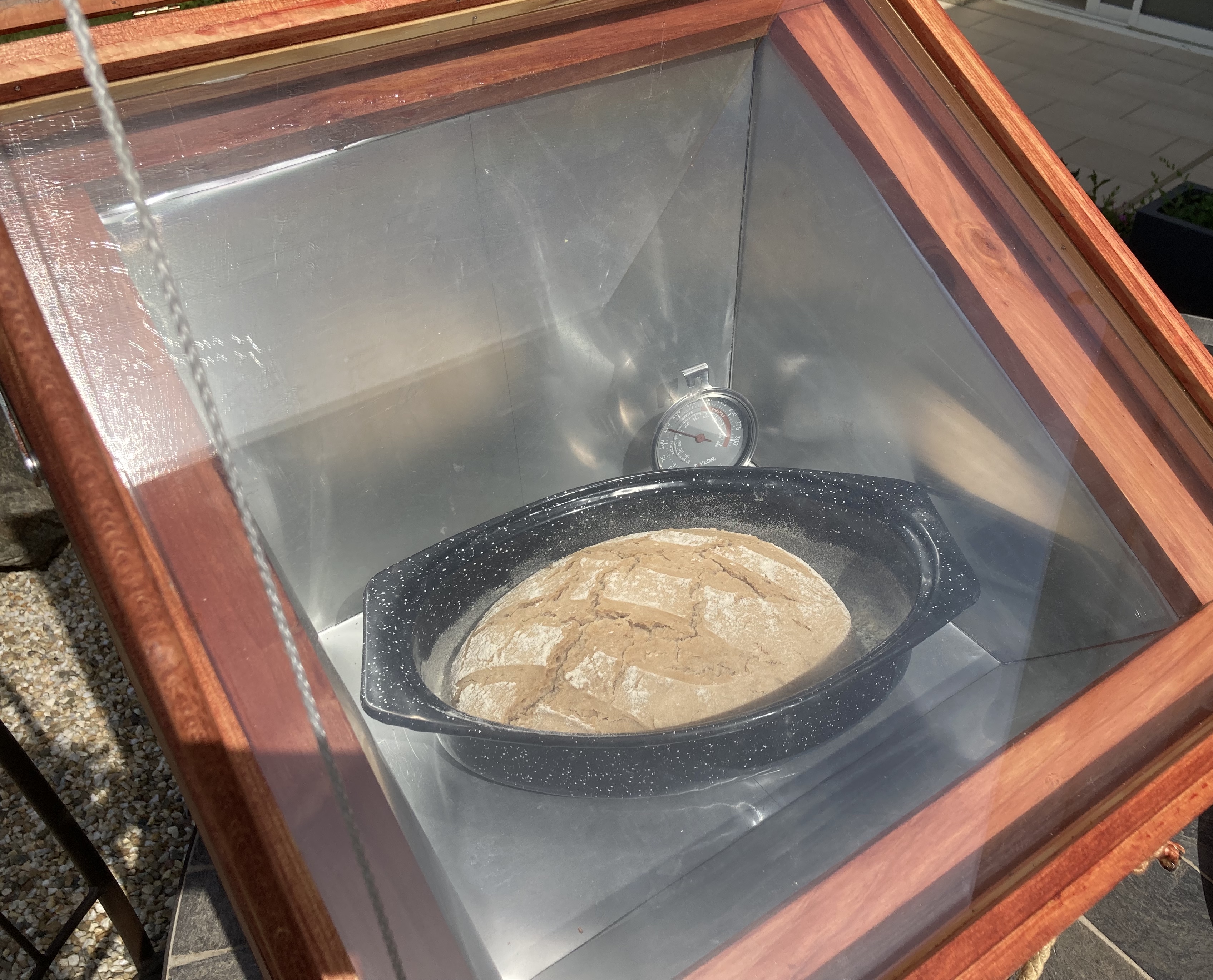 Pain en cours de cuisson dans un four solaire
